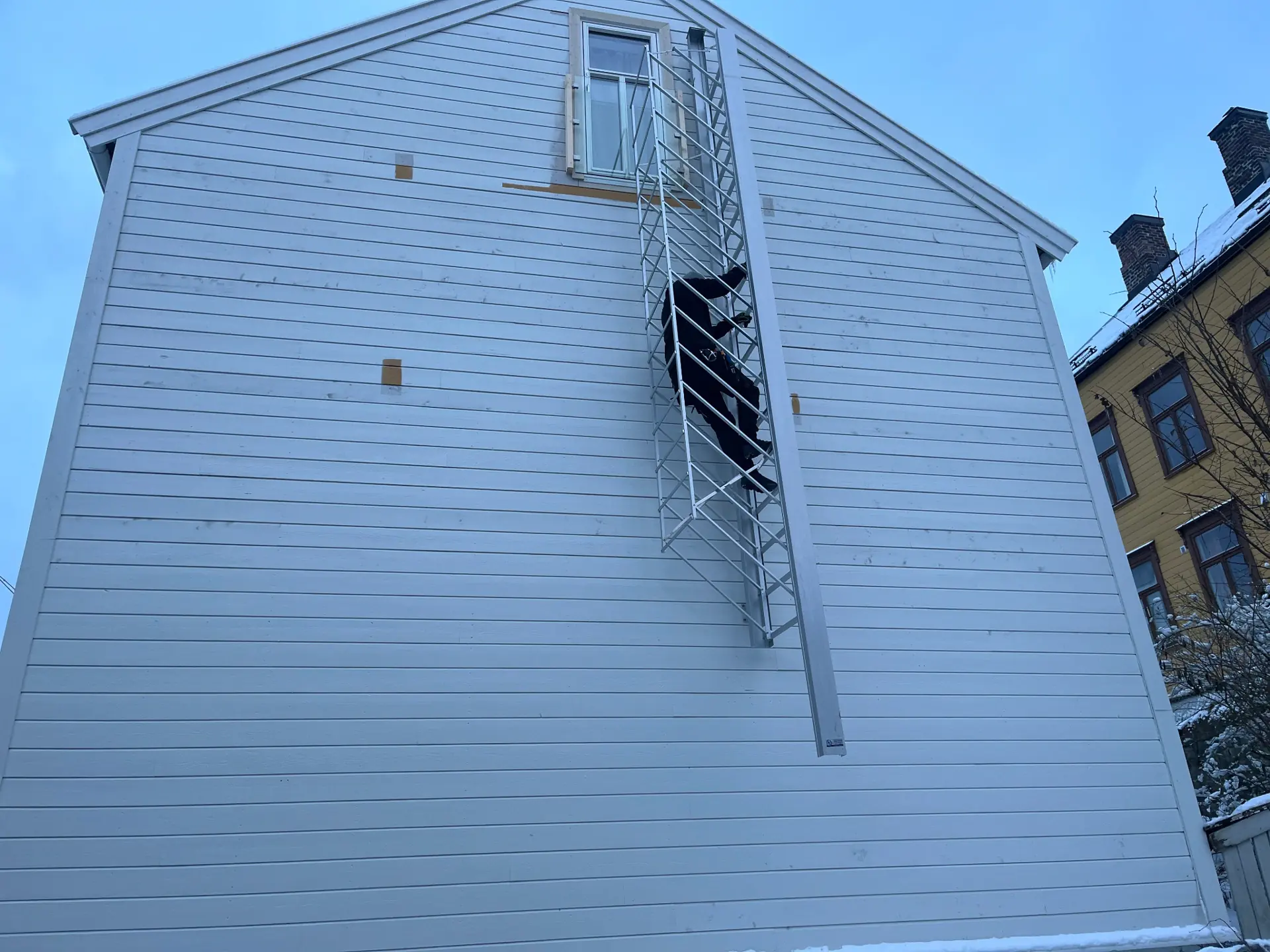 Brannstige montert på bygg på Møllenberg i Trondheim