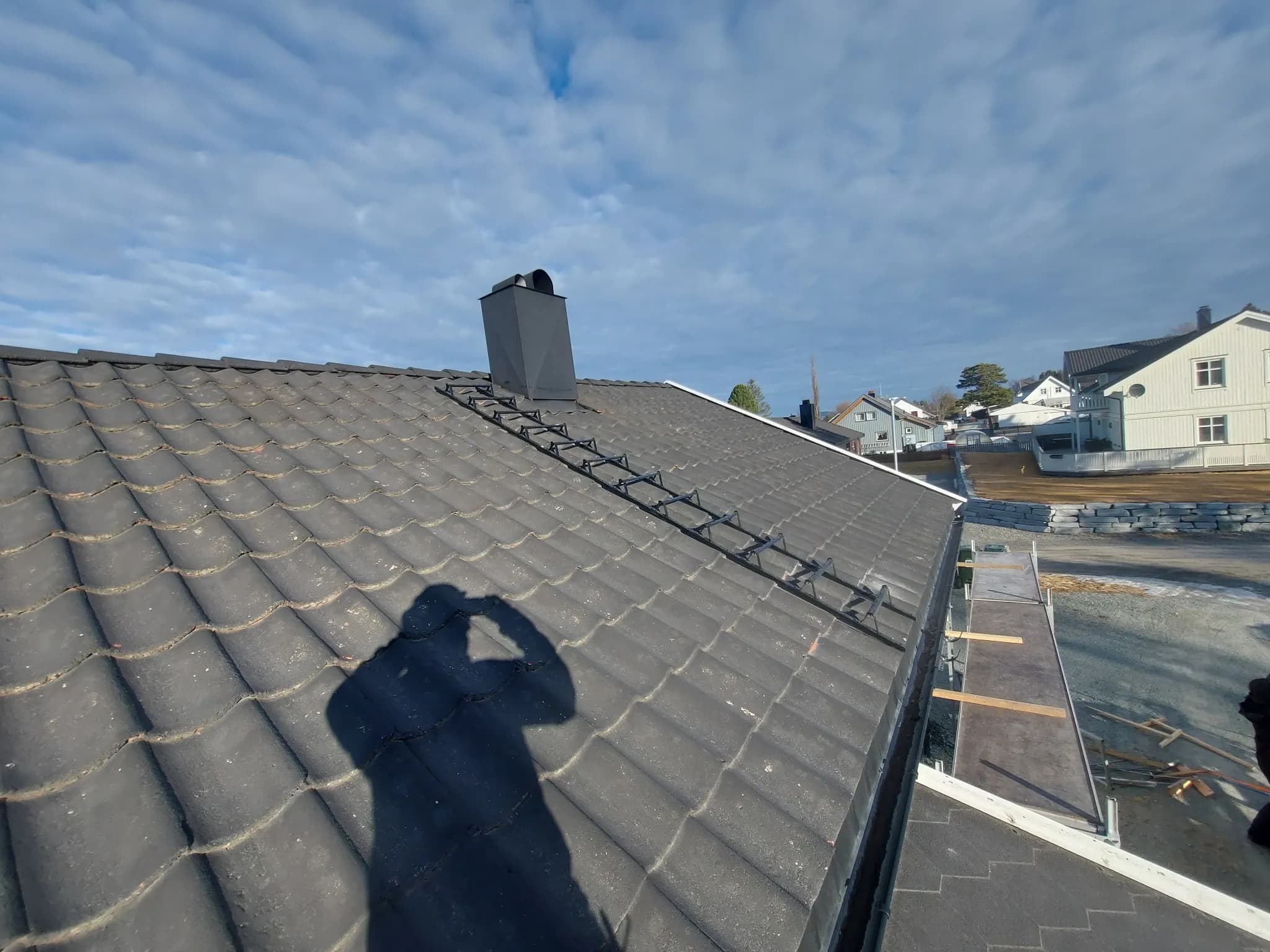 Gammelt tak før rehabilitering på Sandmoen