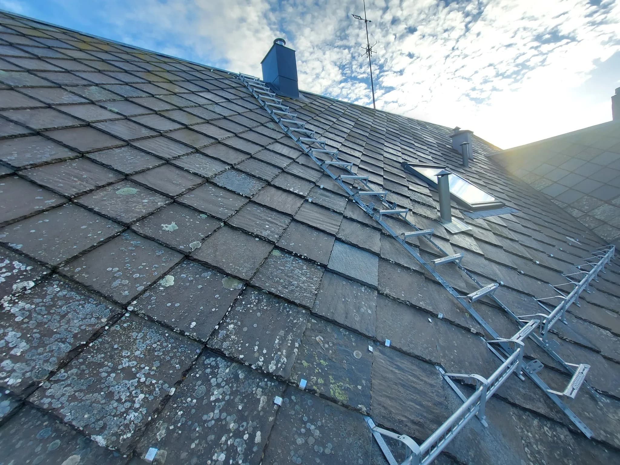 Lobas takstige, stigesikring og snøfangere montert på skifertak på Tyholt
