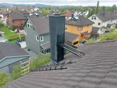 Takstige og pipeplattform montert på steintak