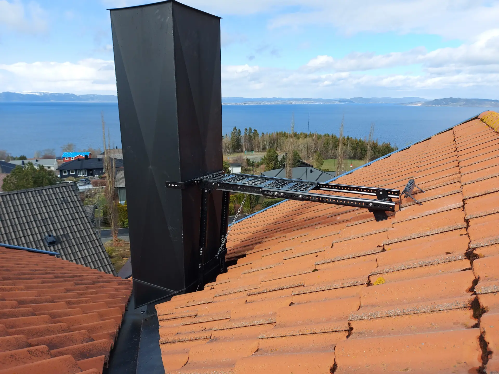 Plattform til pipe montert på tak i Trondheim