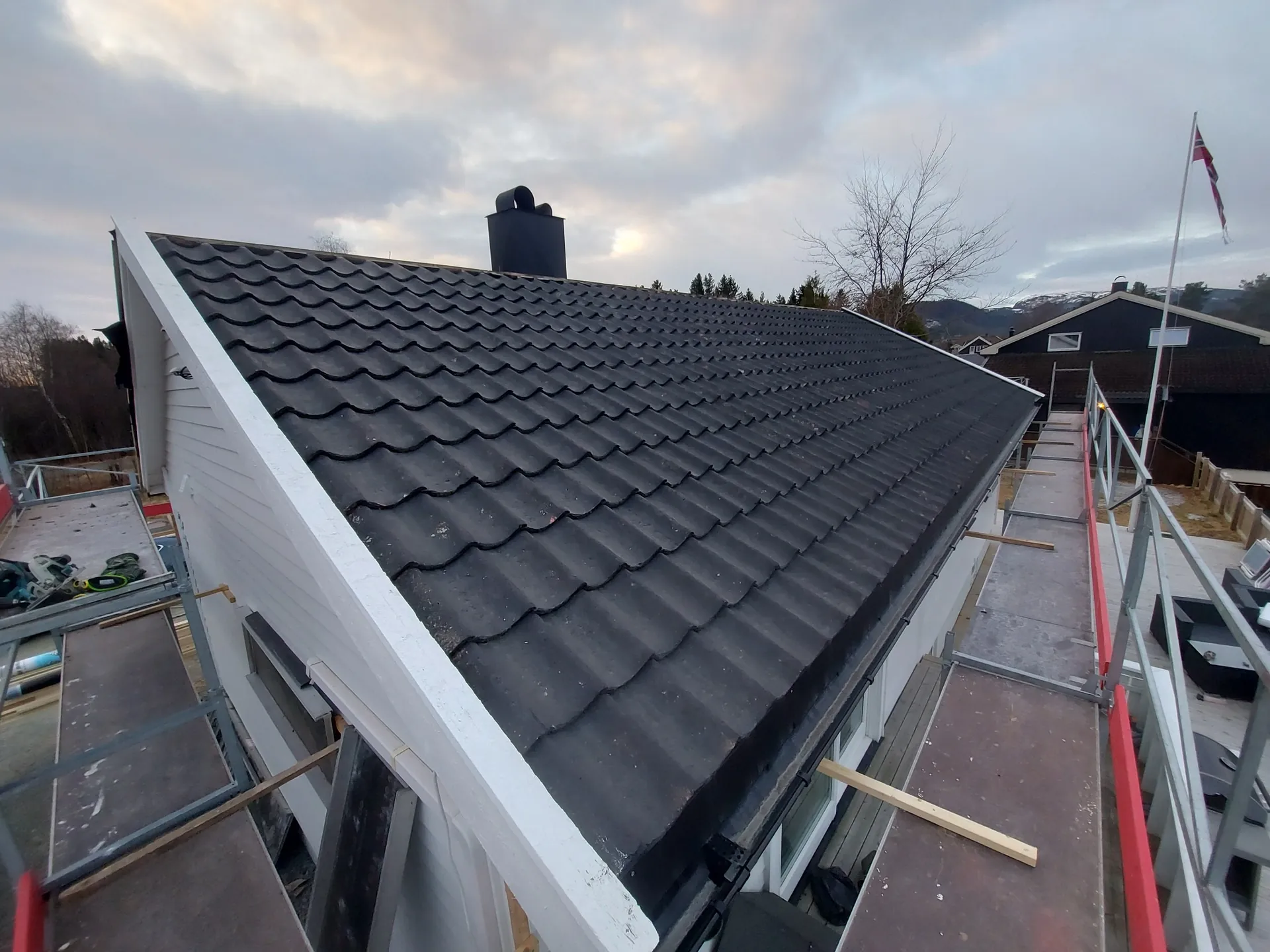 Gammelt tak med takstein før riving i Trondheim