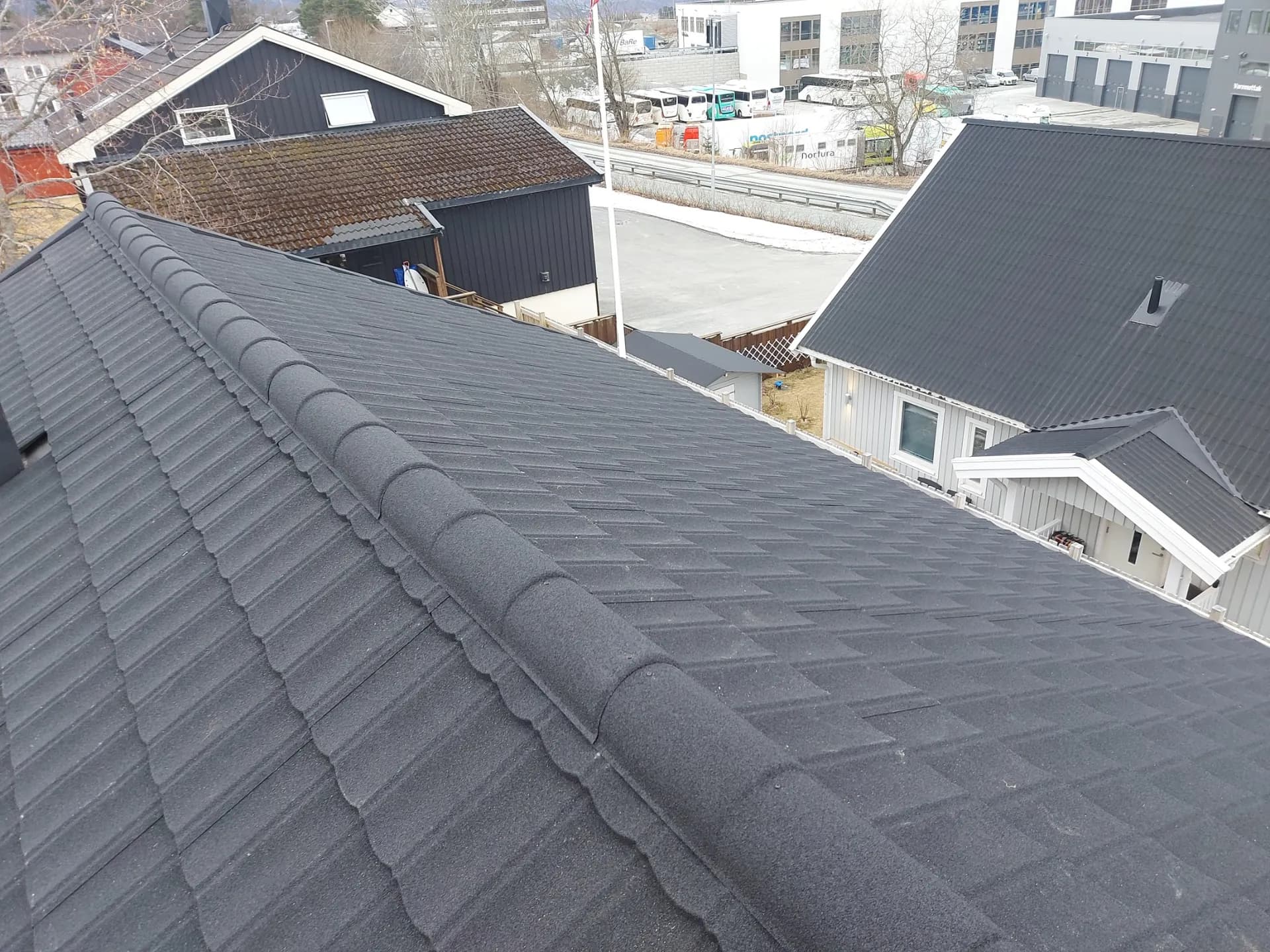 Ferdig nytt Evertile tak på Sandmoen