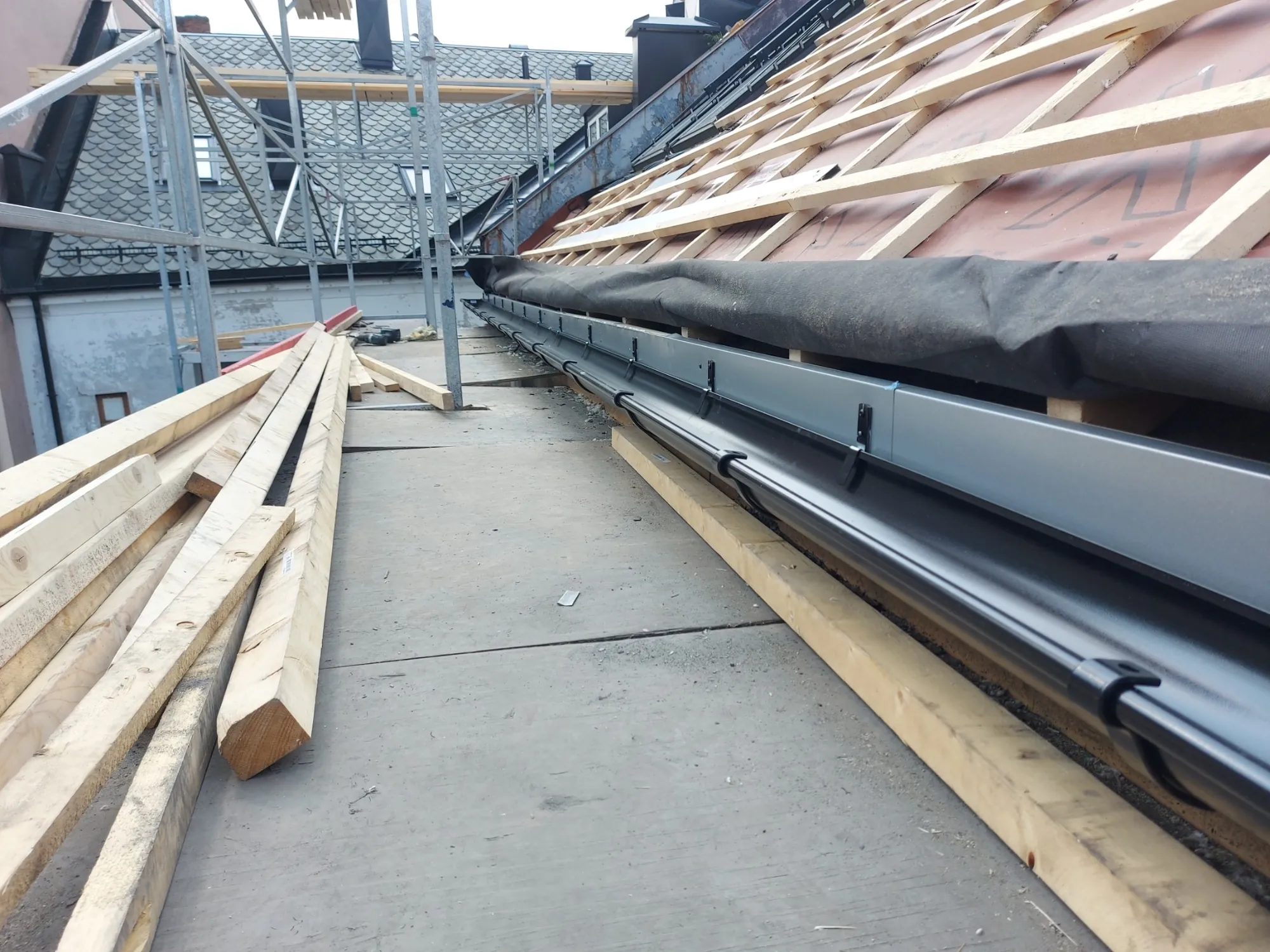 Montering av takrenner på bolig i Trondheim sentrum