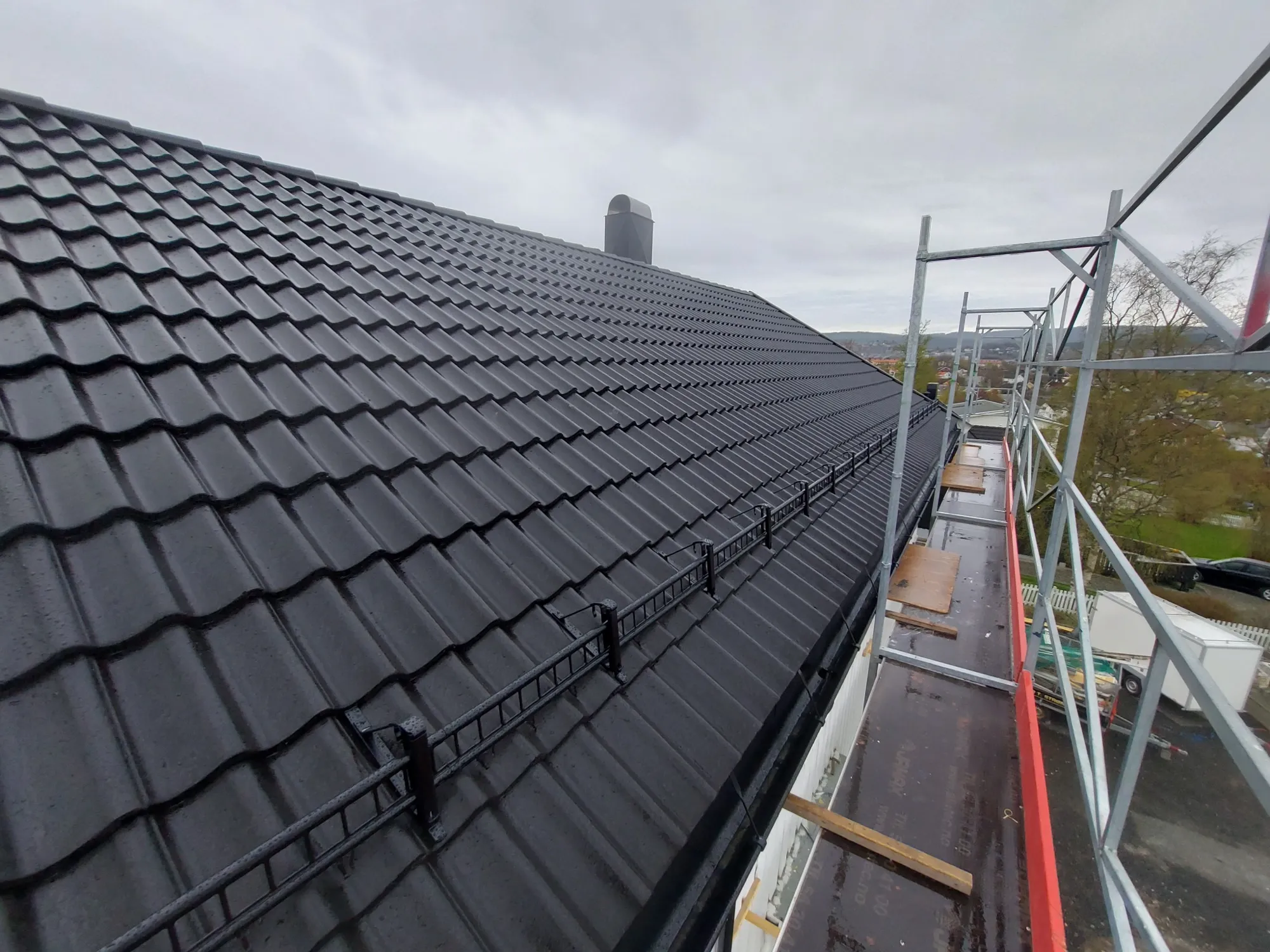 Montering av takrenner på bolig på Tyholt i Trondheim