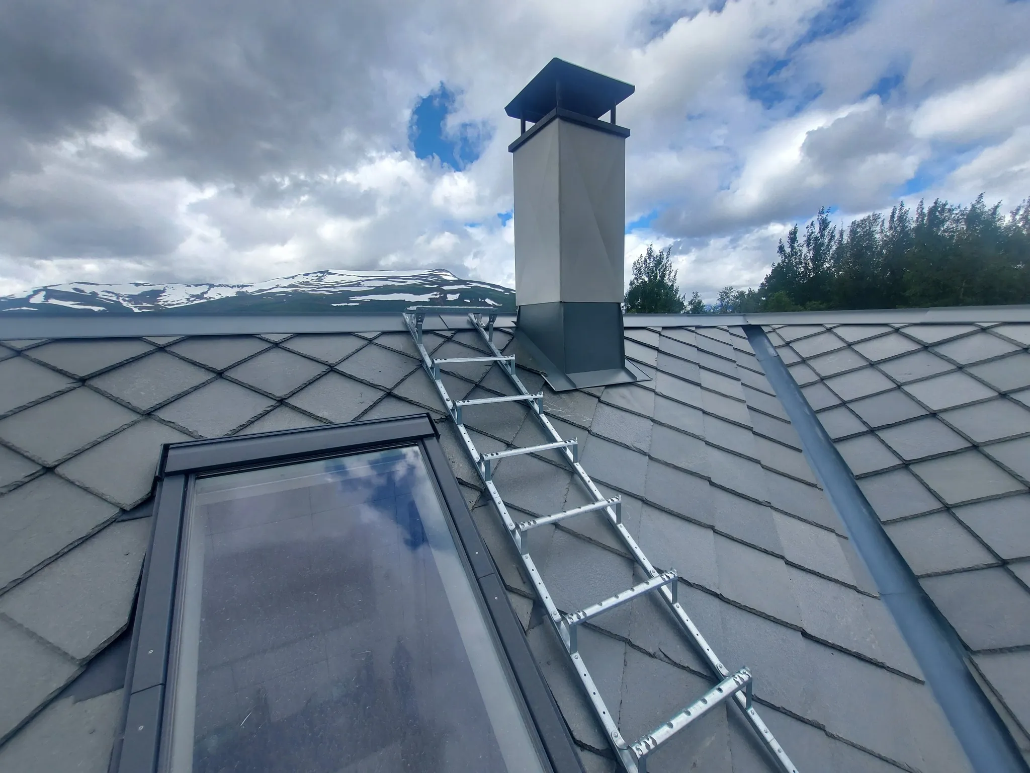 TB takstige montert på skifertak i Oppdal