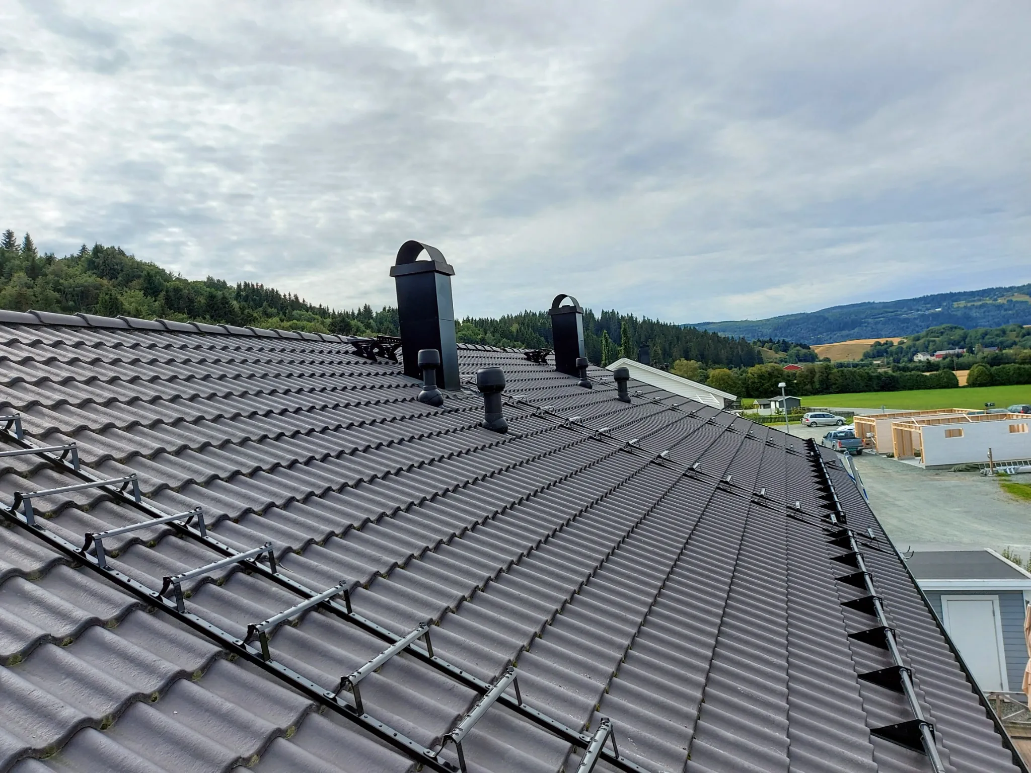 TB takstige montert på takstein på rekkehus i Melhus