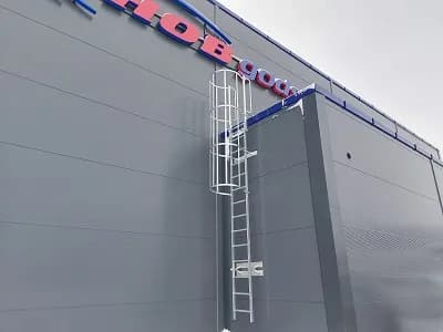 Næringsbygg med adkomststige